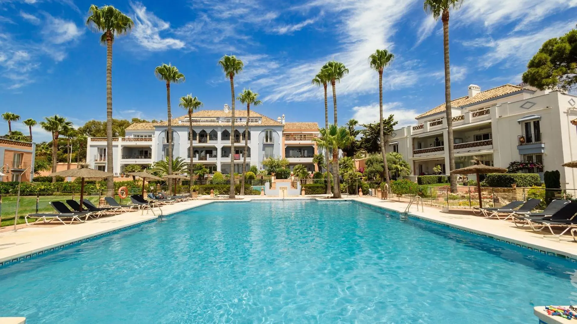Apartment, With Private Terrace And In Beachfront Urbanization With Heated Pool, In Casares Costa Апартаменты